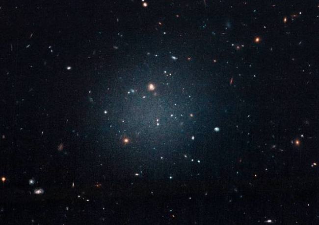 A excêntrica galáxia DF2 está 63 milhões de anos-luz distante da Terra e é classificada como ultradifusa, um tipo novo de sistema estelar: o primeiro foi descoberto em 2015 - Foto: NASA, ESA,P. van Dokkum/Divulgação/