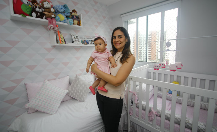Como seguidora de perfis médicos nas redes, Polyanna encontro informações para a amamentação da filha Maria Fernanda. Foto: Gabriel Melo/Esp DP