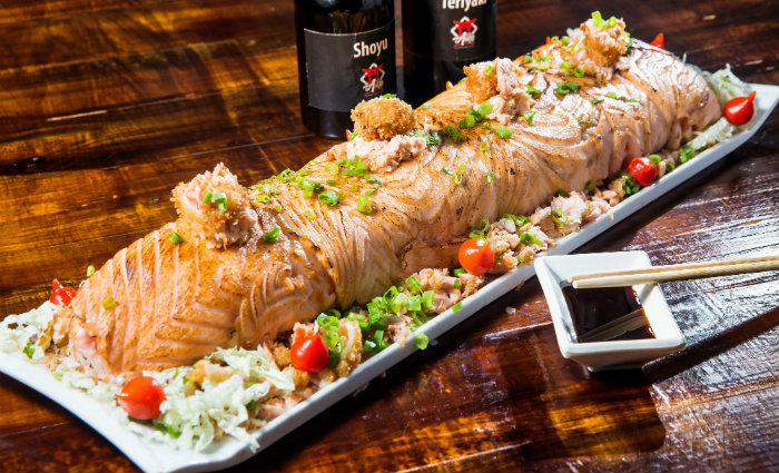 O temaki de 50 centímetros pode ser encontrado no Aika Sushi (Pina). Foto: Aderval Jr/Divulgação
