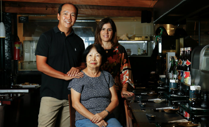 Empresário destaca a importância familiar ao lado de CAtarina e da mãe Tomiko. Foto: Marlon Diego/Esp DP