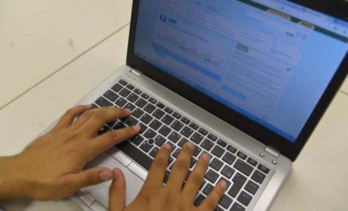 Para saber se teve a declaração liberada, o contribuinte deverá acessar a página da Receita na internet. Foto: Marcello Casal Jr./Agência Brasil/ Para saber se teve a declaração liberada, o contribuinte deverá acessar a página da Receita na internet. Foto: Marcello Casal Jr./Agência Brasil/