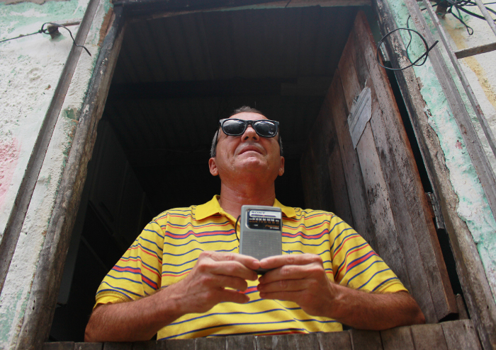 Diariamente, Antônio escuta e pede músicas nas duas rádios AM e FM. Foto: Thalyta Tavares/Esp.DP