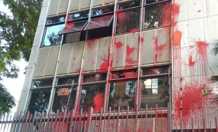 Os integrantes do MST jogaram bombas de tinta vermelha no prédio. Foto: Divulgação/ Os integrantes do MST jogaram bombas de tinta vermelha no prédio. Foto: Divulgação/