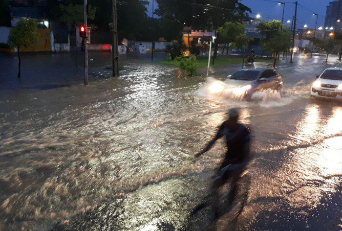 &Aacute;reas como a Avenida Caxang&aacute; costumam apresentar alagamentos com chuvas intensas como as previstas pela Apac. Foto: Peu Ricardo-Arquivo DP (06/04/2018)/&Aacute;reas como a Avenida Caxang&aacute; costumam apresentar alagamentos com chuvas intensas como as previstas pela Apac. Foto: Peu Ricardo-Arquivo DP (06/04/2018)