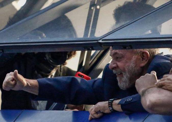 Da sacada do quarto andar da sede do Sindicato dos Metalúrgicos do ABC, em São Bernardo do Campo, Lula cumprimenta os manifestantes que fizeram vigília ao redor do prédio. Foto: AFP / Miguel SCHINCARIOL/ Da sacada do quarto andar da sede do Sindicato dos Metalúrgicos do ABC, em São Bernardo do Campo, Lula cumprimenta os manifestantes que fizeram vigília ao redor do prédio. Foto: AFP / Miguel SCHINCARIOL/