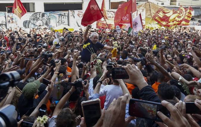 Ainda não se sabe se o petista seguirá na aeronave da Polícia Federal (PF) ou em avião particular. Foto: Miguel Schincariol/AFP/ Ainda não se sabe se o petista seguirá na aeronave da Polícia Federal (PF) ou em avião particular. Foto: Miguel Schincariol/AFP/