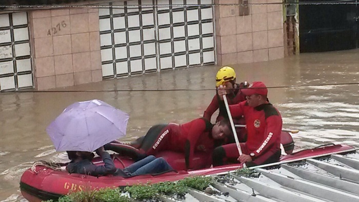 Familias que habitam em palafitas nos bairros Cajueiro e Campina do Barreto tiveram casas invadidas pela água. Foto: WhatsApp/Divulgação/Familias que habitam em palafitas nos bairros Cajueiro e Campina do Barreto tiveram casas invadidas pela água. Foto: WhatsApp/Divulgação Familias que habitam em palafitas nos bairros Cajueiro e Campina do Barreto tiveram casas invadidas pela água. Foto: WhatsApp/Divulgação/Familias que habitam em palafitas nos bairros Cajueiro e Campina do Barreto tiveram casas invadidas pela água. Foto: WhatsApp/Divulgação