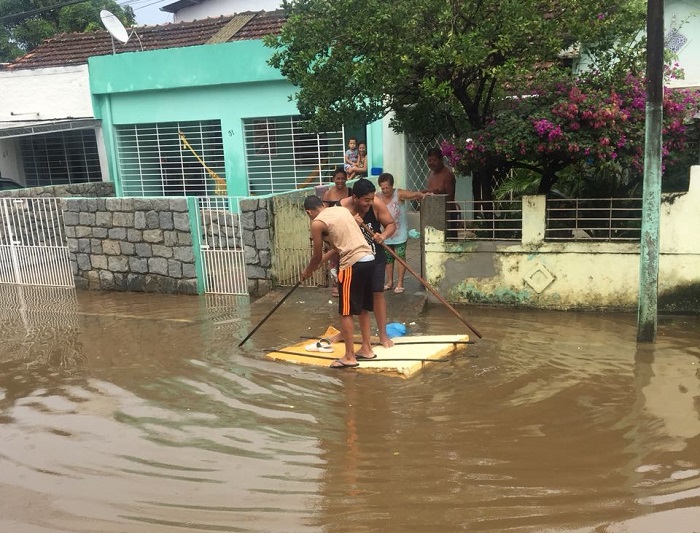 Alagamento na Rua Gratuliano Glasner, no Cordeiro, tornou obrigatório a improvisação de balsas para deslocamento de moradores. Foto: WhatsApp/Divulgação