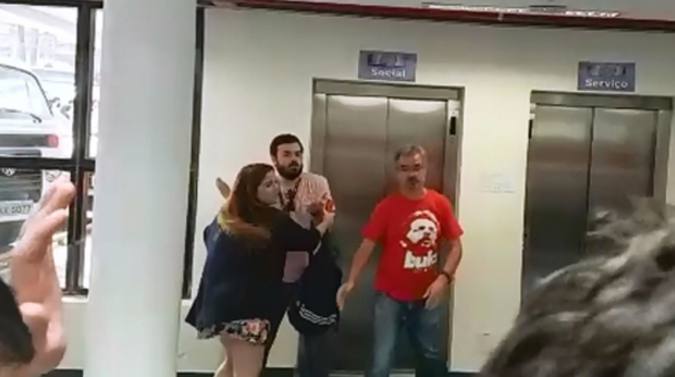 Repórter da CBN foi um dos jornalistas agredidos por manifestantes no Sindicato do Metalúrgicos, em São Bernardo do Campo. Foto: Reprodução/