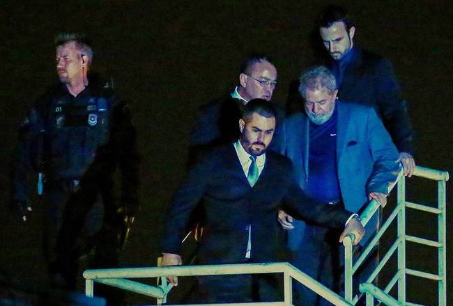 Lula est&aacute; preso na Pol&iacute;cia Federal desde a noite de s&aacute;bado - Foto: Mauro Pimentel/AFP)/