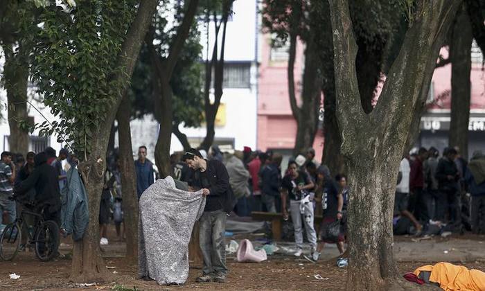 Pessoas reunidas na pra&ccedil;a Princesa Isabel, uma das pra&ccedil;as localizadas no bairro conhecido como "Cracol&acirc;ndia" em S&atilde;o Paulo. Foto: MIGUEL SCHINCARIOL/