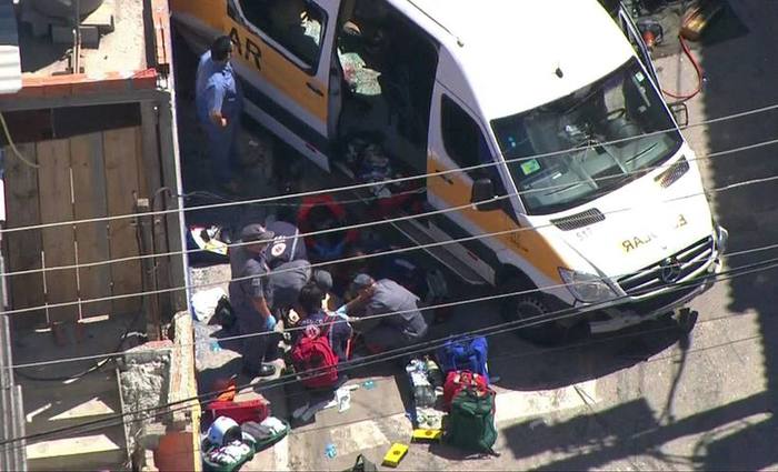 Param&eacute;dicos fazem massagem card&iacute;aca em v&iacute;tima de acidente em Carapicu&iacute;ba. Foto: Reprodu&ccedil;&atilde;o/TV Globo/