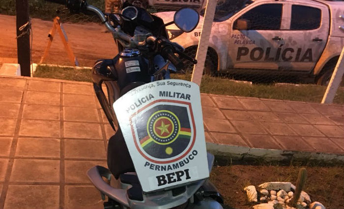 Moto encontrada no local do crime tinha restri&ccedil;&atilde;o de roubo. Foto: Divulga&ccedil;&atilde;o/PMPE/Foto: Divulga&ccedil;&atilde;o/PMPE