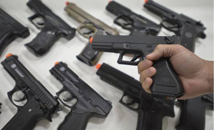 Nas lojas f&iacute;sicas, voltadas a equipamentos esportivos e de pesca, basta apresentar RG, CPF e comprovante de resid&ecirc;ncia para adquirir um simulacro de arma. Foto: Marcelo Ferreira / CB / D.A. Press/
