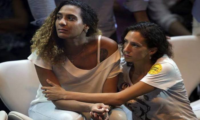 A viúva da falecida ativista Marielle Franco, Monica Tereza Benicio, à direita, e Anielle Silva, à esquerda, irmã de Marielle. Foto: AFP PHOTO / Mauro Pimentel/ A viúva da falecida ativista Marielle Franco, Monica Tereza Benicio, à direita, e Anielle Silva, à esquerda, irmã de Marielle. Foto: AFP PHOTO / Mauro Pimentel/
