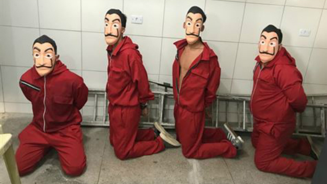 Jovens se vestiram com macacões vermelhos, máscaras de Salvador Dalí e armas de brinquedo. Foto: Cortesia/ Jovens se vestiram com macacões vermelhos, máscaras de Salvador Dalí e armas de brinquedo. Foto: Cortesia/
