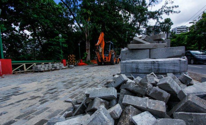 Avenida ter&aacute; piso de cal&ccedil;adas trocado por um mais seguro. Foto: Thalyta Tavares/Esp DP/
