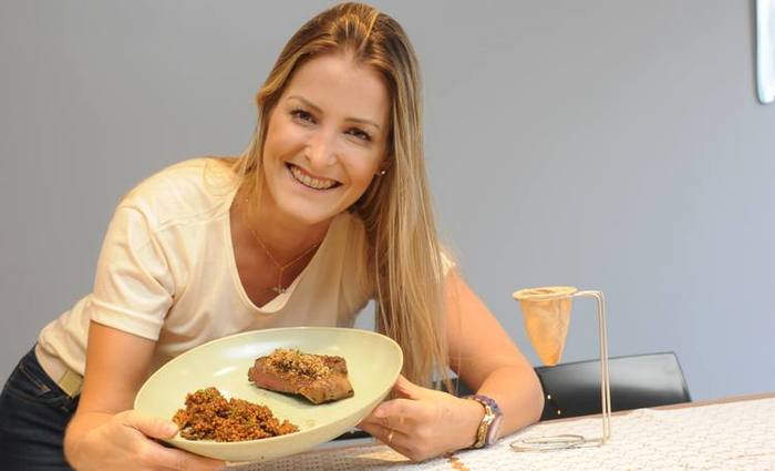 Sabrina Gomide mostra risoto de miniarroz com café espresso. Foto: Beto Novaes/EM/D.A Press