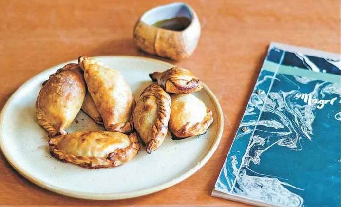 Empanada de carne de porco com abacaxi caramelizado e café. Foto: Juliana Felix/Divulgação