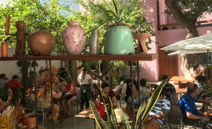 No casarão do ca-já, durante o almoço são distribuídos leques e chapelões para o sol, cena que os clientes costumam postar em redes sociais. Foto: Facebook/Divulgação/ No casarão do ca-já, durante o almoço são distribuídos leques e chapelões para o sol, cena que os clientes costumam postar em redes sociais. Foto: Facebook/Divulgação/