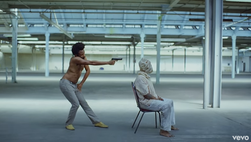 Donald Glover critica o racismo e faz história em participação no 'Saturday Night Live'. (foto: YouTube/Reprodução)/