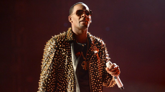 Os usuários das versões gratuita e paga do Spotify continuarão encontrando a música de R. Kelly no serviço. Foto: AFP/Reprodução/ Os usuários das versões gratuita e paga do Spotify continuarão encontrando a música de R. Kelly no serviço. Foto: AFP/Reprodução/