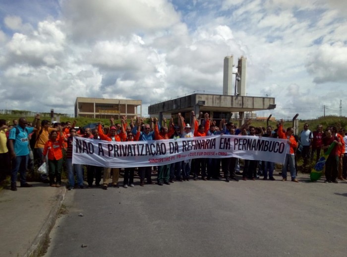Aprovação em Pernambuco foi de 100%. Os caminhos da paralisação serão definidos a partir do dia 19 de maio. Foto: Sindipetro/FUP/Divulgação/ Aprovação em Pernambuco foi de 100%. Os caminhos da paralisação serão definidos a partir do dia 19 de maio. Foto: Sindipetro/FUP/Divulgação/