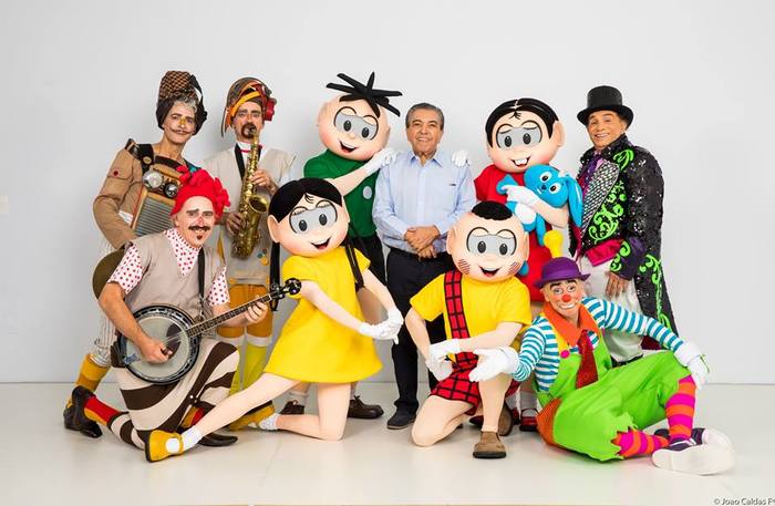 No palco, a Turma da Mônica entra em cena para divertir as crianças e o eterno trapalhão Dedé Santana comanda a atração. Foto: Opus Produções/Divulgação