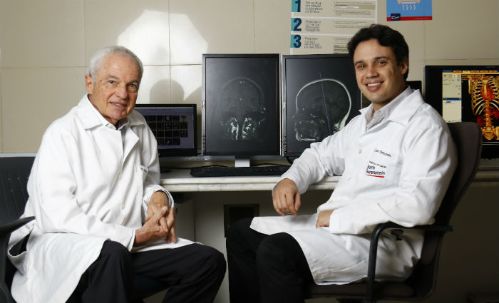 Aos poucos, o médico vai desacelerando no ritmo de trabalho e passando o bastão dos negócios para o filho Leon Foto: Marlon Diego/DP/Foto: Marlon Diego/DP Aos poucos, o médico vai desacelerando no ritmo de trabalho e passando o bastão dos negócios para o filho Leon Foto: Marlon Diego/DP/Foto: Marlon Diego/DP