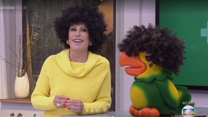 Apesar da repercussão negativa, a apresentadora só tirou o acessório no último bloco do programa. Foto: TV Globo/Reprodução/ Apesar da repercussão negativa, a apresentadora só tirou o acessório no último bloco do programa. Foto: TV Globo/Reprodução/