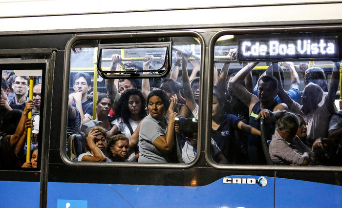 Com ausência de 8% da frota de ônibus nas ruas, coletivos que circularam estavam ainda mais lotados. Foto: Paulo Paiva/DP/ Com ausência de 8% da frota de ônibus nas ruas, coletivos que circularam estavam ainda mais lotados. Foto: Paulo Paiva/DP/