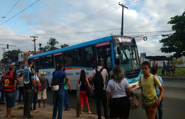 Cons&oacute;rcio informa que a frota de ve&iacute;culos no hor&aacute;rio de pico desta manh&atilde; variou de 10% a 30% a depender da empresa. Foto: Rayanne Albuquerque/Esp. DP/