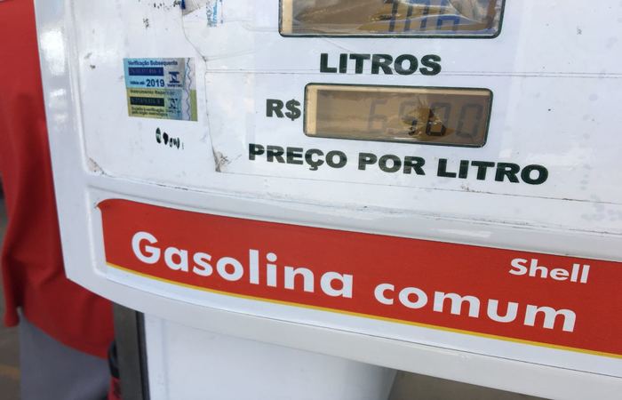 Posto de combust&iacute;vel localizado na Avenida Norte tem cobrado R$6,50 pelo litro da gasolina, mas anuncia pre&ccedil;o R$2,31 mais barato em placa. Foto: Mariana Fabr&iacute;cio/Esp. DP