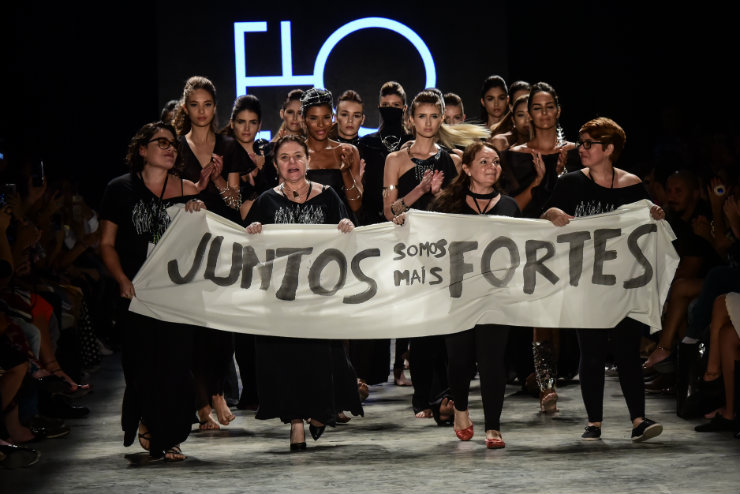 Empoderamento e engajamento foram bandeiras atreladas aos desfiles da temporada. Na foto, performance marcante do Ello.Collab. Fotos: Roberta Braga/Divulgação