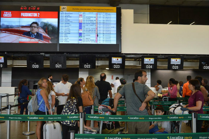 A Agência Nacional de Aviação Civil (Anac) estabelece algumas obrigações às empresas, como manter o passageiro informado a cada 30 minutos quanto à previsão de partida dos voos atrasados.
Foto: Agência Brasil.
