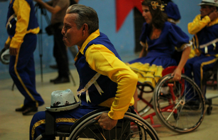Componente da Quadrilhando Sobre Rodas, grupo convidado da Paraíba, composto por integrantes cadeirantes. Foto: Samuel Calado/Esp.DP