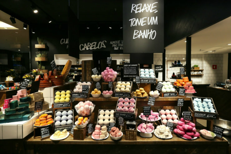 Lojas e fábricas da Lush tiveram atividades encerradas e estoque recebeu desconto de 50% sobre quase todos os produtos. Foto: Lush/Divulgação/