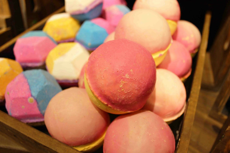 Entre os cosméticos naturais do catálogo, produtos sólidos - como bombas de banho e shampoos sólidos - se destacam. Foto: Lush/Divulgação