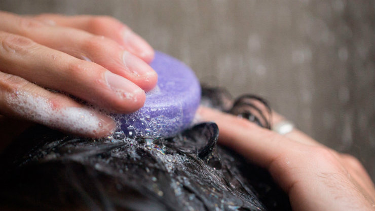 Shampoos sólidos - práticos para viagens e com grande durabilidade - estão entre os mais procurados pelos consumidores. Foto: Lush/Divulgação