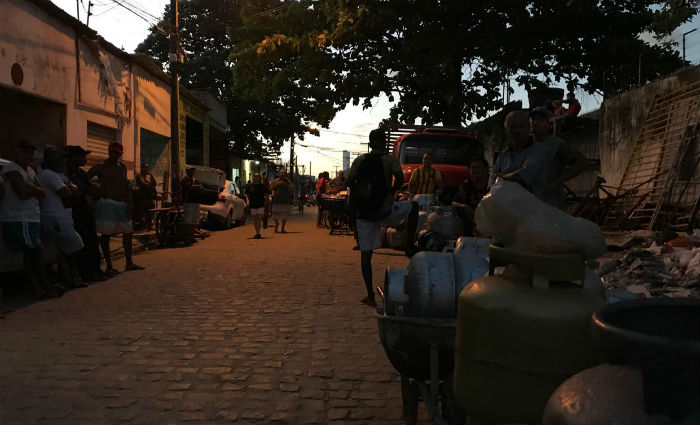 Dezenas de pessoas formaram uma fila desde as primeiras horas da manh&atilde; desta quinta-feira (31) em uma distribuidora localizada no bairro de S&atilde;o Jos&eacute;, centro do Recife. Foto: S&aacute;vio Gabriel/DP/