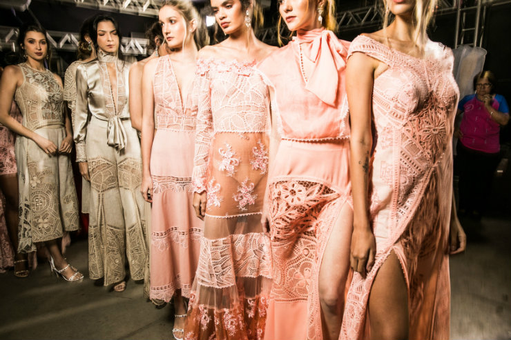 Além da tradicional renda branca, tons de salmão e terrosos dão novo frescor à técnica. Foto: Nicolas Gondim/Divulgação