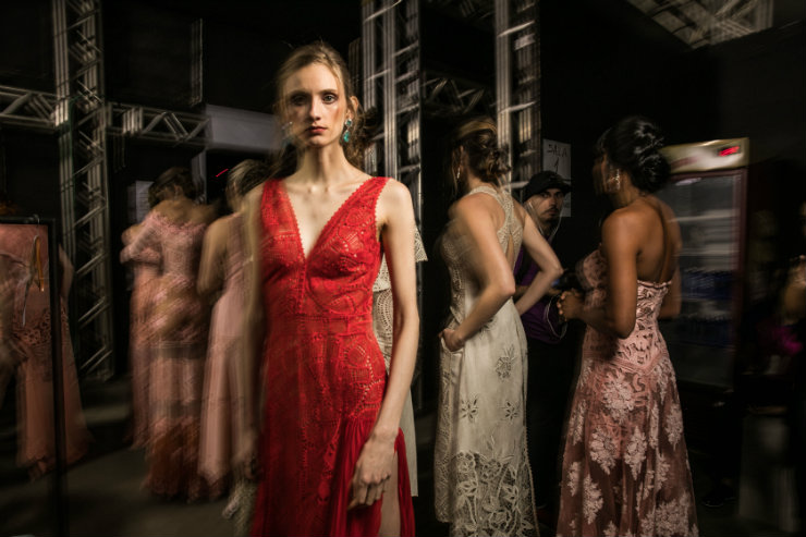 Tecidos e cores tiveram por intuito transmitir "sensações daquilo que não podemos tocar, apenas sentir", segundo nota sobre os lançamentos de Almerinda Maria. Foto: Nicolas Gondim/Divulgação