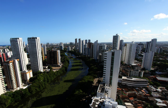 Avenida Beira Rio, que margeia o Capibaribe e cruza os dois bairros, é a mais valorizada. Foto: Nando Chiapetta/DP/ Avenida Beira Rio, que margeia o Capibaribe e cruza os dois bairros, é a mais valorizada. Foto: Nando Chiapetta/DP/