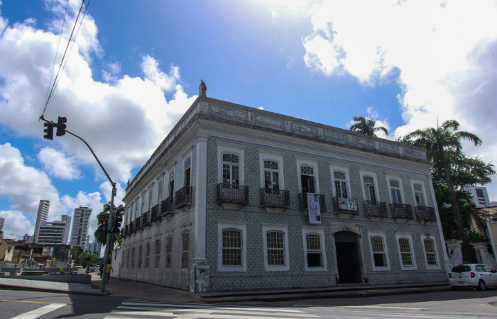 Casarão ladeado de azulejos tricentenários era referência para quem ia para o interior da capitania pernambucana. Foto: Thalyta Tavares/Esp DP/