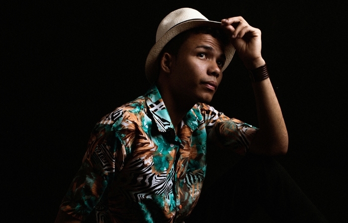 Hoje com 22, artista começou a cantar já com oito anos/Foto: José de Holanda/Divulgação Hoje com 22, artista começou a cantar já com oito anos/Foto: José de Holanda/Divulgação