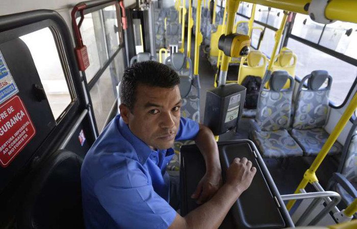 "Com o WhatsApp, se há um suspeito, vamos avisando e passando as características", afirma Manuel de Oliveira Gonçalves, cobrador. Foto: Marcelo Ferreira/CB/D.A Press/