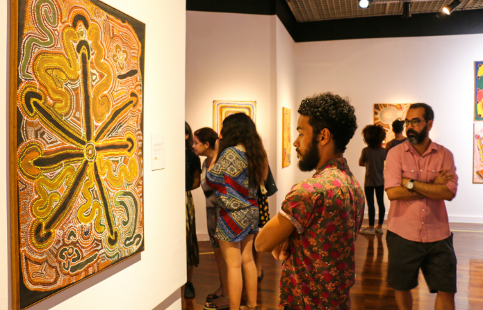 O acervo conta com obras da Coo-ee Art Gallery, a galeria mais antiga em arte aborígene da Oceania. Foto: Emmanuelle Bernard/Divulgação/ O acervo conta com obras da Coo-ee Art Gallery, a galeria mais antiga em arte aborígene da Oceania. Foto: Emmanuelle Bernard/Divulgação/
