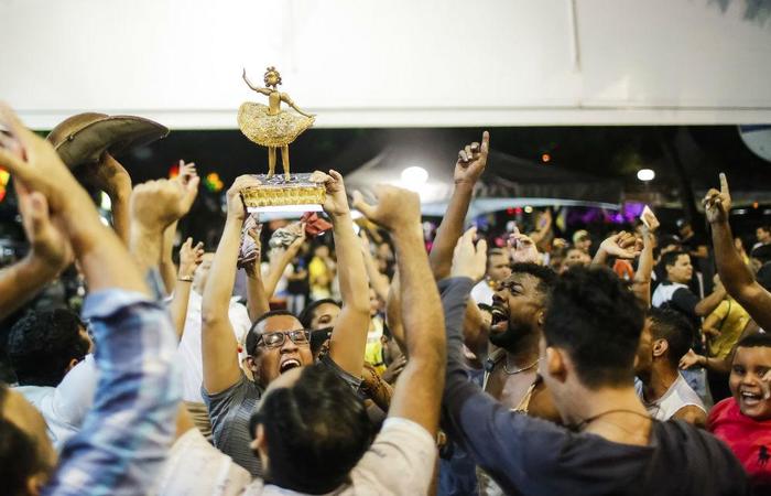 Quadrilheiros recebendo a premiação no 33º concurso. Foto: Andréa Rêgo Barros/PCR
