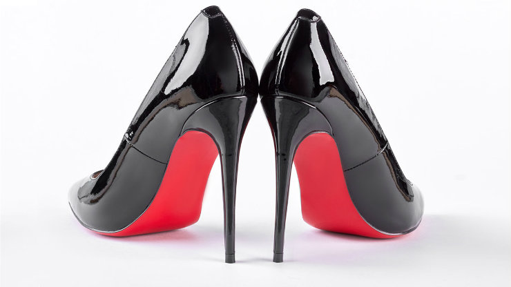 No Benelux, Christian Louboutin definiu sua marca popularizada por estrelas de cinema e televisão como sapatos de salto com solas de cor vermelho Pantone 18-1663TP. Foto: Reprodução da internet/ No Benelux, Christian Louboutin definiu sua marca popularizada por estrelas de cinema e televisão como sapatos de salto com solas de cor vermelho Pantone 18-1663TP. Foto: Reprodução da internet/