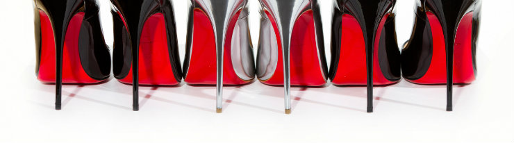 Louboutin abriu sua primeira boutique em 1991, e as solas vermelhas se tornaram característica-chave de seus calçados. Foto: Reprodução da internet